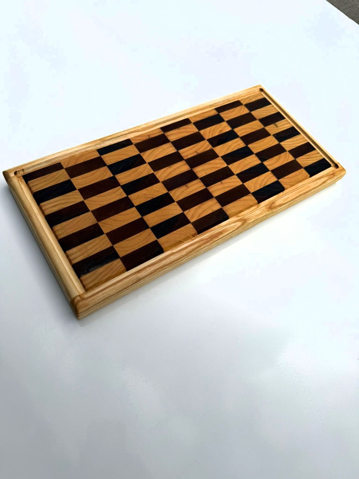 Artisan Seri: Satranç Desenli Masif Ceviz & Dişbudak Kesme ve Sunum Tahtası (43 x 21 x 3 cm)