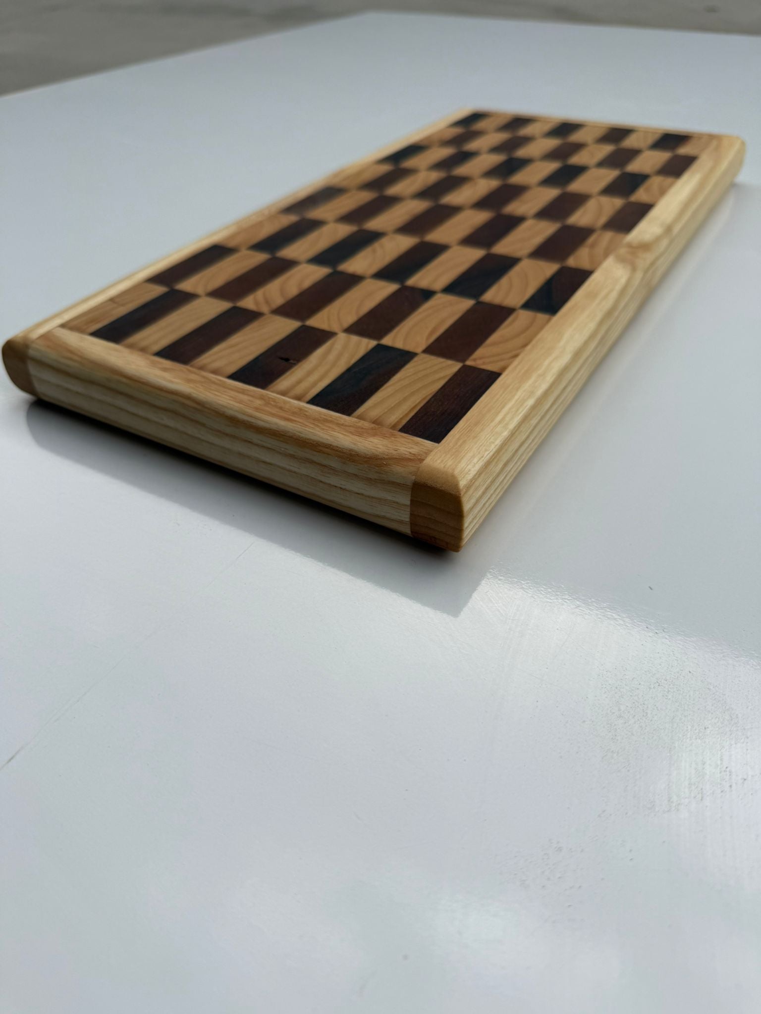 Artisan Seri: Satranç Desenli Masif Ceviz & Dişbudak Kesme ve Sunum Tahtası (43 x 21 x 3 cm)